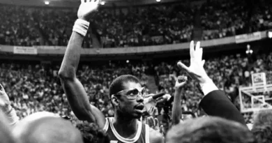 Kareem Abdul-Jabbar acknowledges the crowd after breaking the NBA career scoring mark during the Lakers’ win over the Jazz on April 5, 1984, in Las Vegas.