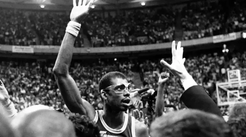 Kareem Abdul-Jabbar acknowledges the crowd after breaking the NBA career scoring mark during the Lakers’ win over the Jazz on April 5, 1984, in Las Vegas.
