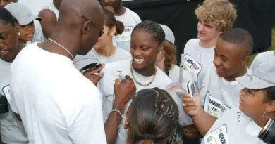 Jerry Rice signing autographs 2006.