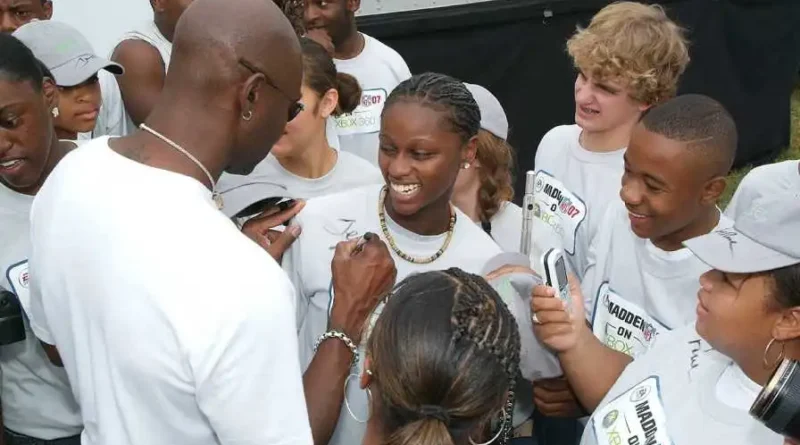 Jerry Rice signing autographs 2006.