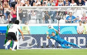 El Hadary saving a penalty shot from Saudi Arabia's Fahad Al-Muwallad at the 2018 FIFA World Cup.