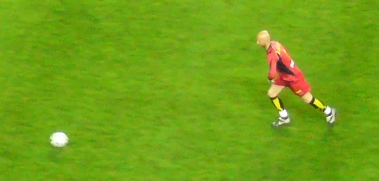 Barthez playing for Nantes in 2006.