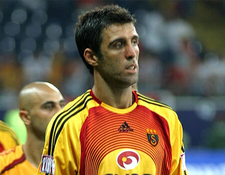 Şükür playing for Galatasaray in 2006.